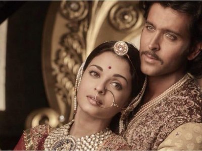 ‘যোধা আকবর’ সিনেমায় ঐশ্বরিয়া রাই ও ঋত্বিক রোশন 