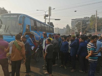 রাজধানীর বিভিন্ন সড়কে অবস্থান নিয়েছেন সিএনজিচালিত অটোরিকশাচালকরা। ছবি: নাসিরুল ইসলাম