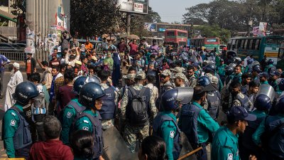 সতর্ক অবস্থানে পুলিশ