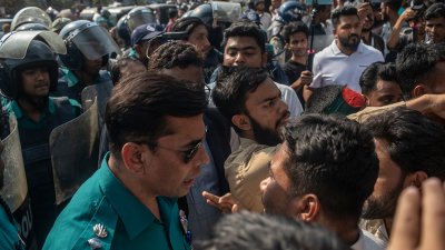 পুলিশের সঙ্গে আহতদের বাকবিতণ্ডা চলছে