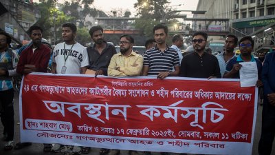ব্যানার নিয়ে শাহবাগ মোড়ে আহতদের অবস্থান