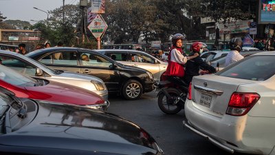 অবরোধের ফলে থেমে যায় যান চলাচল