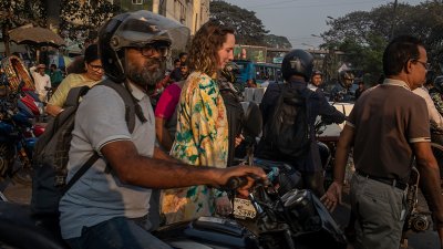 দীর্ঘ সময়ে যানজটে বসে আছেন সাধারণ মানুষ
