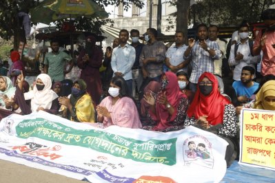 আজ শাহবাগ জাতীয় জাদুঘরের সামনে নিয়োগপ্রত্যাশীরা (ছবি: সাজ্জাদ হোসেন)।