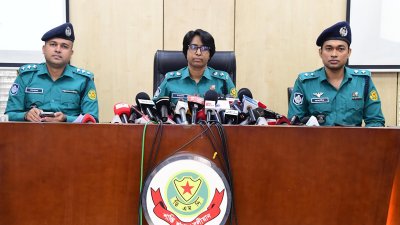 সংবাদ সম্মেলনে উত্তরা বিভাগের উপ-পুলিশ কমিশনার (ডিসি) রওনক জাহান 