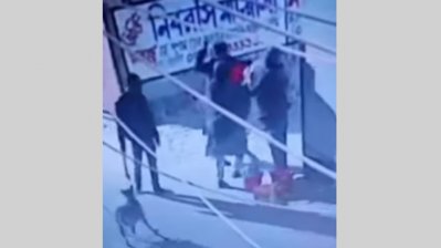 গত ১৬ ফেব্রুয়ারি (রবিবার) রাজধানীর শেখেরটেকে কুকরকে খাওয়াতে গিয়ে ছিনতাইয়ের শিকার হন এক দম্পতি। ছবি: সিসিটিভি ফুটেজ থেকে