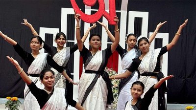 শিক্ষার্থীদের নৃত্যু পরিবেশনা