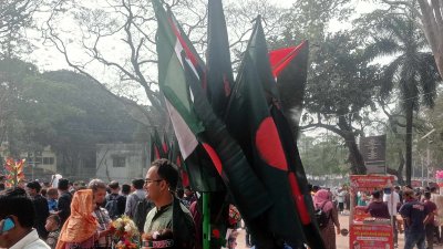 শহীদ মিনার প্রাঙ্গণে পতাকা বিক্রি করতে এসেছেন একজন বিক্রেতা