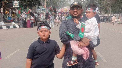 বাবার সঙ্গে শহীদ মিনারে শ্রদ্ধা জানাতে এসেছে দুই শিশু