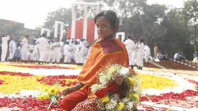 শহীদ মিনারে ফুল বিক্রি করছে এক পথশিশু। ছবি: সাজ্জাদ হোসেন