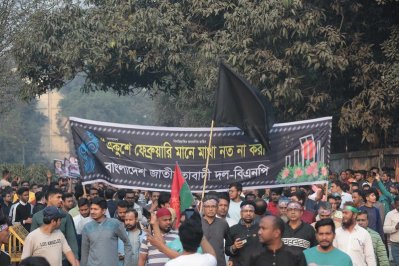 শহীদ মিনারে বিএনপির শ্রদ্ধা নিবেদন। ছবি: সাজ্জাদ হোসেন