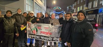 শহীদ মিনারে শ্রদ্ধা জানাতে এসেছেন স্থানীয় আওয়ামী লীগের নেতাকর্মীরা 