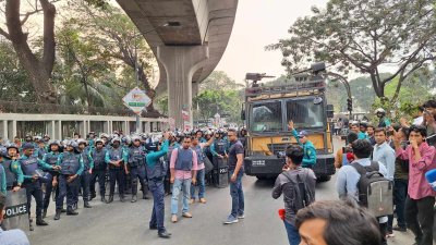 জলকামান নিয়ে অ্যাকশনে যেতে প্রস্তত পুলিশ