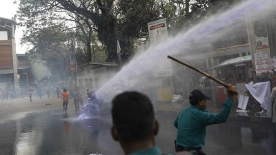 আউটসোর্সিং কর্মীদের ওপর পুলিশের জলকামান ব্যবহার। ছবি: সাজ্জাদ হোসেন