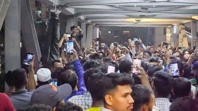 উত্তরা বিএনএস সেন্টারের সামনের ফুটওভার ব্রিজে ওপরে এ ঘটনা ঘটে