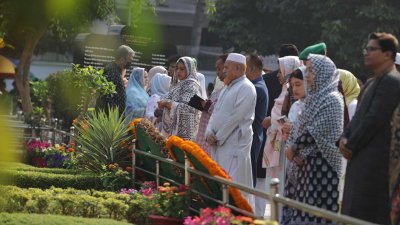 নিহতদের স্বরণ করতে উপস্থিত হয়েছেন স্বজনরা (ছবি: নাসিরুল ইসলাম)