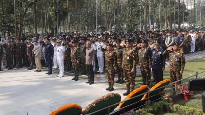 স্বরাষ্ট্র উপদেষ্টাকে সঙ্গে নিয়ে শ্রদ্ধা জানাচ্ছেন সশস্ত্র বাহিনীর সদস্যরা (ছবি: নাসিরুল ইসলাম)