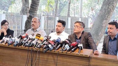 এসময় নাহিদ ইসলামের সঙ্গে উপস্থিত ছিলেন প্রধান উপদেষ্টার প্রেস উইংয়ের সদস্যরা 