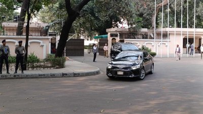 সরকারি প্রটোকল ছাড়া যমুনা থেকে বেরিয়ে যাচ্ছেন উপদেষ্টা নাহিদ ইসলাম