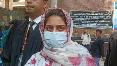 আদালত চত্বরে মামলার বাদী সেজুতি বিনতে সোহেল