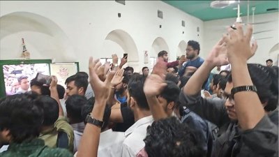 মধুর ক্যান্টিনের ভেতরে বিক্ষোভ করছেন শিক্ষার্থীরা