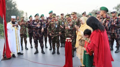 ‘মেজর সিনহা’ স্মরণে স্মৃতিফলক উদ্বোধন করছেন সেনাপ্রধান
