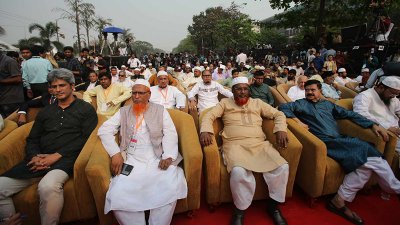 সমাবেশে উপস্থিত বিভিন্ন রাজনৈতিক দলের নেতারা। ছবি: নাসিরুল ইসলাম