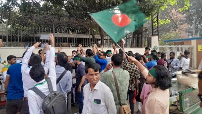 মানিক মিয়া এভিউনিয়ে সমাবেশে যোগ দিতে আসছে মিছিল (ছবি: বাংলা ট্রিবিউন)