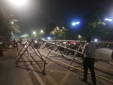 কড়া নিরাপত্তা বেস্টনি বসানো হচ্ছে অনুষ্ঠান স্থলে (ছবি: নাসিরুল ইসলাম)