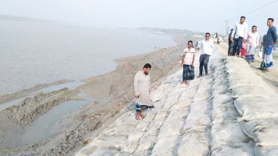 চলছে সংস্কারের কাজ, ভাঙনে হুমকির মুখে বেড়িবাঁধ