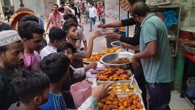 ইফতার কিনতে ব্যস্ত মানুষ। ছবি: সাজ্জাদ হোসেন