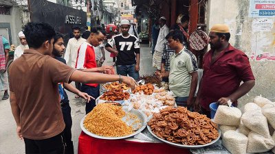 গলির মধ্যে ইফতারির বাজার। ছবি: সাজ্জাদ হোসেন