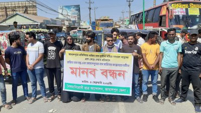 বাস দুর্ঘটনায় প্রাণহানির প্রতিবাদে জামালপুর-টাঙ্গাইল মহাসড়ক অবরোধ করেন শিক্ষার্থীরা
