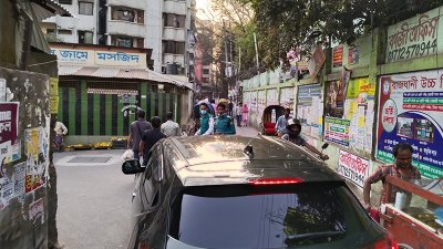 রমজানে যানজট নিরসনে ওলিগলিতেও ট্রাফিক পুলিশ (ছবি: আরমান ভূঁইয়া)