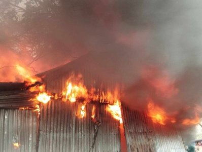 ভাষানটেকে বিআরপি বস্তিতে আগুন, আধা ঘণ্টার চেষ্টায় নিয়ন্ত্রণে