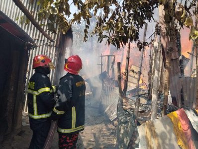 ভাষানটেকে বিআরপি বস্তিতে আগুন, আধা ঘণ্টার চেষ্টায় নিয়ন্ত্রণে