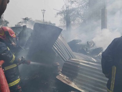 ভাষানটেকে বিআরপি বস্তিতে আগুন, আধা ঘণ্টার চেষ্টায় নিয়ন্ত্রণে