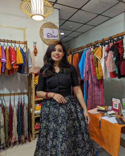 ‘চিত্রাঙ্গদা’ পেইজের মাধ্যমে ব্লাউজ নিয়ে কাজ শুরু করেছিলেন খাদিজাতুল কোবরা