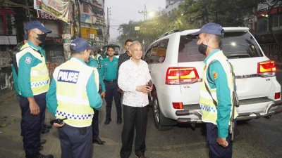 পরিদর্শনকালে স্বরাষ্ট্র উপদেষ্টা দায়িত্বরতদের সঙ্গে কথা বলছেন