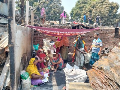 সব হারিয়ে ধ্বংসাবশেষের মধ্যেই মাথাগোঁজার চেষ্টা ভুক্তভোগীদের