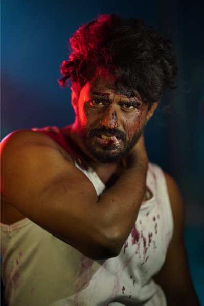 একটি দৃশ্যে বাজিকর চরিত্রে ফারহান