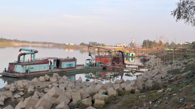 কুশিয়ারা নদী থেকে অবৈধভাবে তোলা হচ্ছে বালু