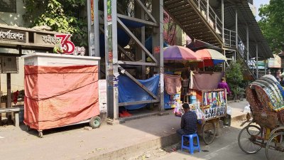 ফুটপাতের এসব দোকানের কারণে ঠিকমতো চলাচল করতে পারেন না পথচারীরা 