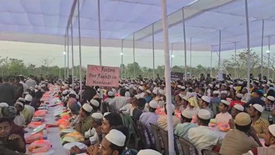 ইফতার আয়োজনে রোহিঙ্গা জনগোষ্ঠীর লোকেরা