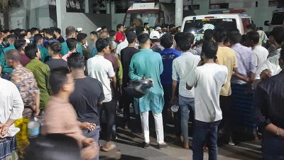 এজাজের মরদেহ ঘিরে ঢামেক হাসপাতালে মানুষের ভিড়