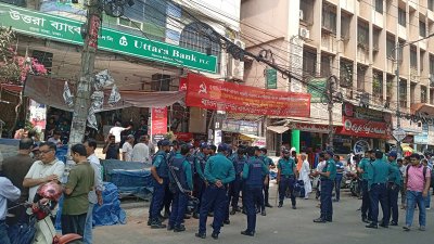 কার্যালয়ের সামনে আইনশৃঙ্খলাবাহিনীর সদস্যরা 