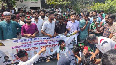 রাস্তায় বসে বিক্ষোভ কর্মসূচি পালন করেন ফ্যাসিবাদবিরোধী শিক্ষার্থীরা
