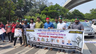 ব্যানার নিয়ে সড়কে অবস্থান নেন ফ্যাসিবাদবিরোধী শিক্ষার্থীরা