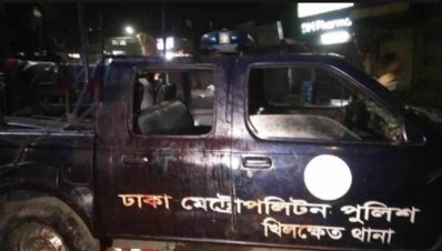 পুলিশের গাড়ি ভাঙচুর করা হয়
