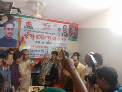 অনুষ্ঠানে কেক কাটেন দলের চেয়ারম্যান জিম এক কাদের